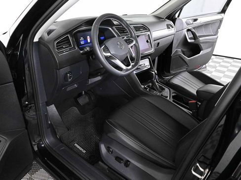 Certified 2022 Volkswagen Tiguan SE w/ Panoramic Sunroof Package AWD/4WD image 17