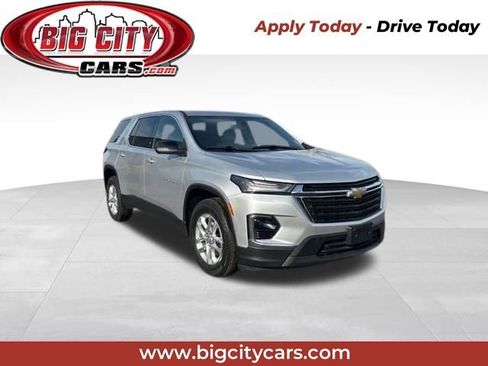 Used 2022 Chevrolet Traverse LS image 1