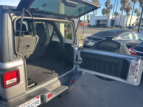 Used 2020 Jeep Wrangler Unlimited Sahara image 31