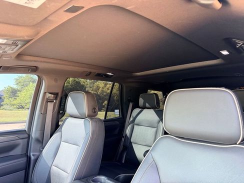 Used 2023 GMC Yukon SLT w/ SLT Premium Package AWD/4WD image 17