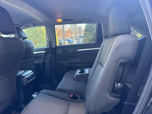 Used 2018 Toyota Highlander LE image 12