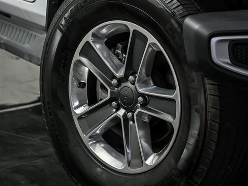 Used 2020 Jeep Wrangler Unlimited Sahara AWD/4WD image 3
