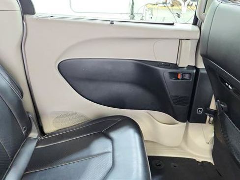 Used 2024 Chrysler Pacifica Touring-L FWD image 24