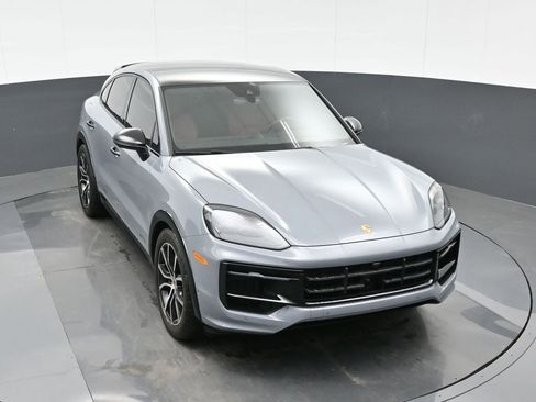 Certified 2025 Porsche Cayenne GTS AWD/4WD image 32