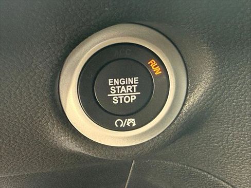 Certified 2025 Chrysler Pacifica Limited image 22