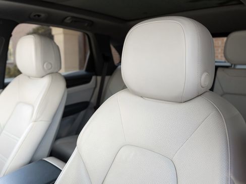 Certified 2023 Porsche Cayenne AWD/4WD image 23