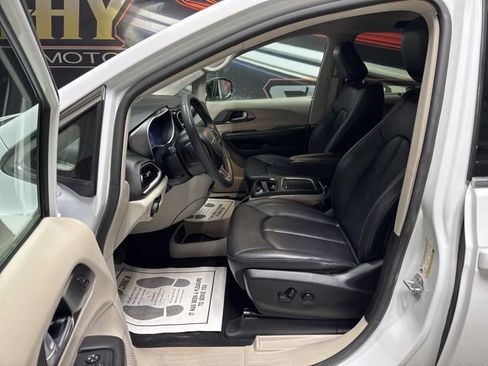 Used 2024 Chrysler Pacifica Touring-L image 5