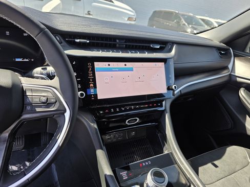 New 2026 Jeep Grand Cherokee Altitude image 8