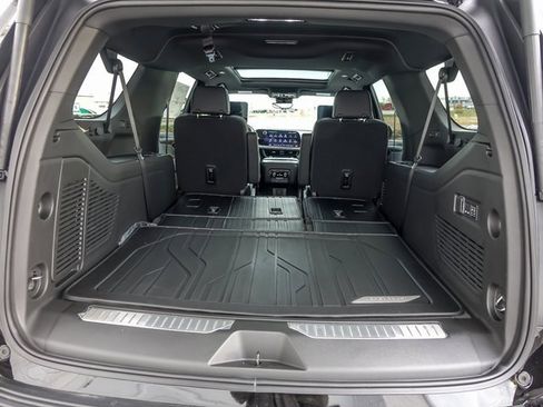 New 2026 Chevrolet Suburban Premier image 9
