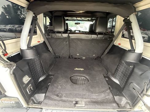 Used 2015 Jeep Wrangler Unlimited Rubicon AWD/4WD image 17