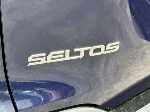 Used 2024 Kia Seltos EX FWD image 11