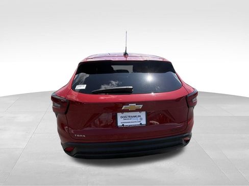 Used 2026 Chevrolet Trax LS FWD image 5