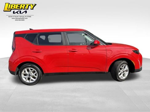 Used 2023 Kia Soul LX w/ LX Technology Package FWD image 8