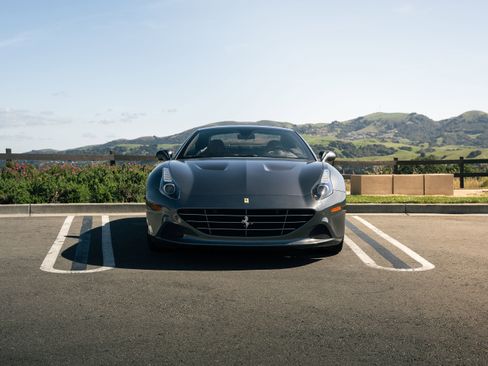 Used 2017 Ferrari California T RWD image 21