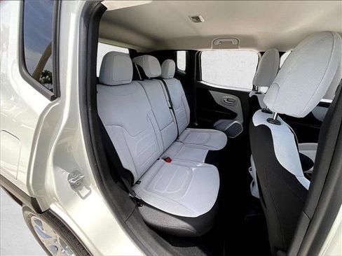 Used 2018 Jeep Renegade Latitude w/ Safety & Security Group FWD image 29