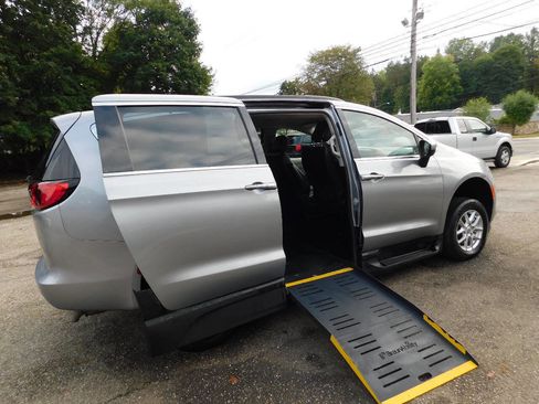 Used 2021 Chrysler Voyager Lxi w/ Cold Weather Group image 3