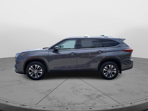 Used 2022 Toyota Highlander XLE AWD/4WD image 6