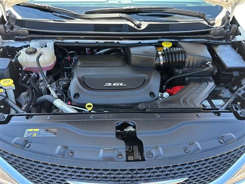 Used 2017 Chrysler Pacifica Touring-L Plus FWD image 24