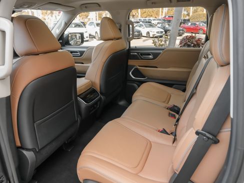 Certified 2026 INFINITI QX80 Luxe w/ Cargo Package AWD/4WD image 32
