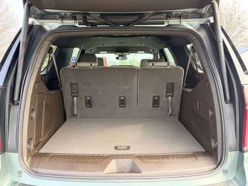 Used 2024 Chevrolet Suburban LT RWD image 16