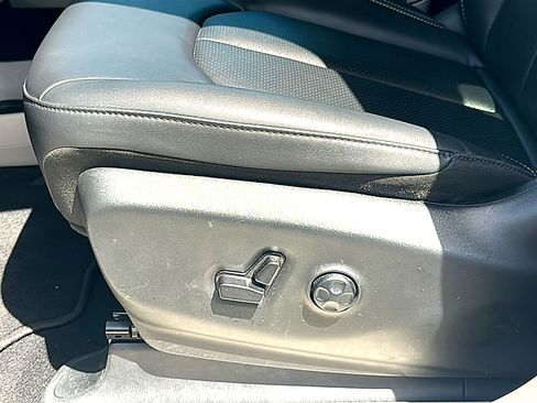 Used 2024 Chrysler Pacifica Touring-L FWD image 15