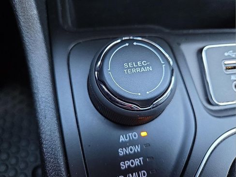 Used 2019 Jeep Cherokee Latitude Plus w/ Comfort/Convenience Group image 19