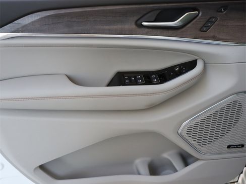 Used 2023 Jeep Grand Cherokee Overland w/ Luxury Tech Group IV image 21