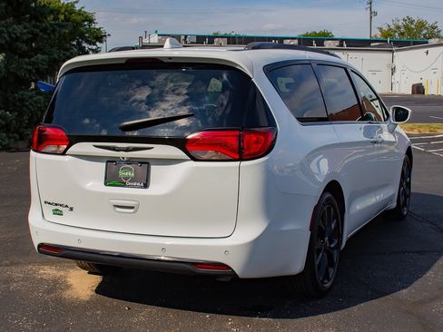 Used 2020 Chrysler Pacifica Touring-L Plus w/ S Appearance Package FWD image 9