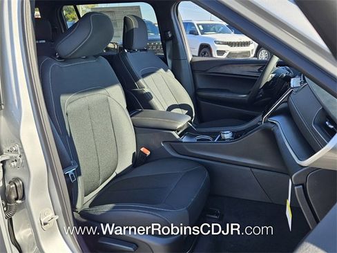 New 2025 Jeep Grand Cherokee L Laredo image 18