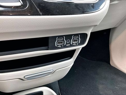 Used 2023 Chrysler Pacifica Touring-L FWD image 33