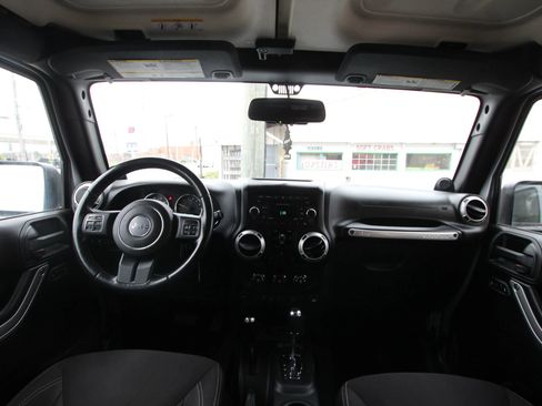 Used 2014 Jeep Wrangler Unlimited Rubicon w/ Connectivity Group image 13