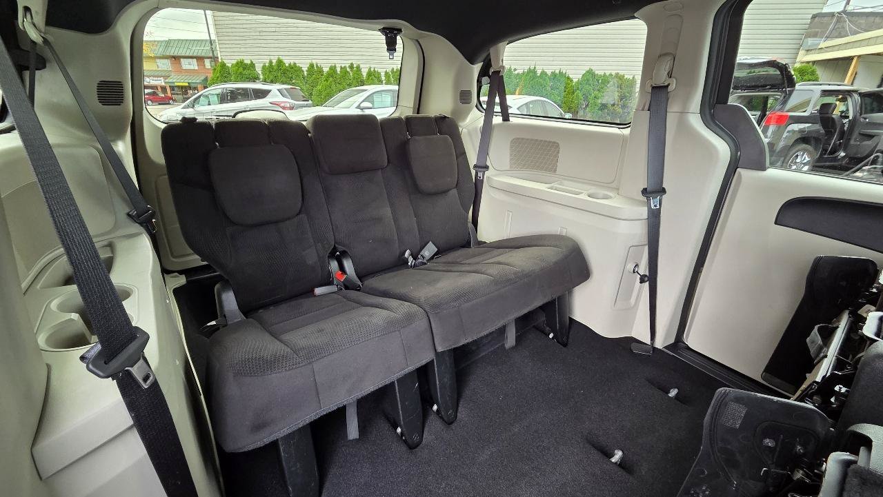Used 2016 Dodge Grand Caravan SE FWD image 17