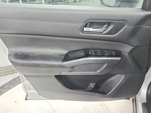 Used 2025 Nissan Pathfinder SL FWD image 31