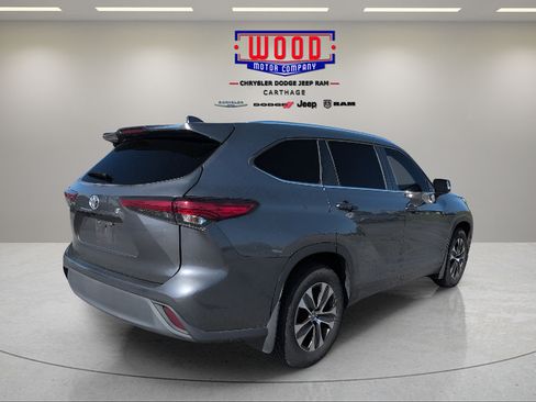 Used 2021 Toyota Highlander XLE AWD/4WD image 4