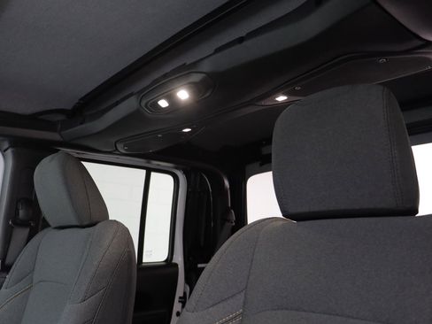 Used 2025 Jeep Gladiator Sport image 14