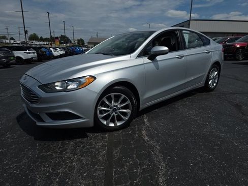 Used 2017 Ford Fusion SE FWD image 2