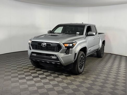 Used 2024 Toyota Tacoma TRD Sport AWD/4WD image 4