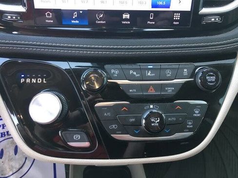 Used 2023 Chrysler Pacifica Touring-L image 16