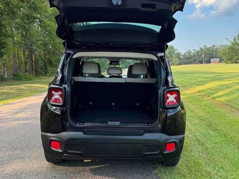 Used 2018 Jeep Renegade Latitude FWD image 11