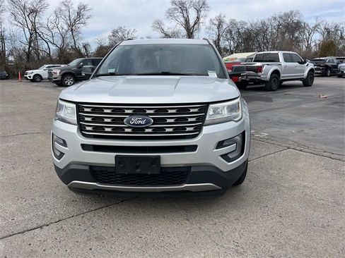 Used 2017 Ford Explorer XLT image 8