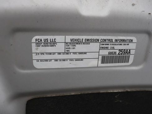 Used 2024 Chrysler Pacifica Touring-L FWD image 7