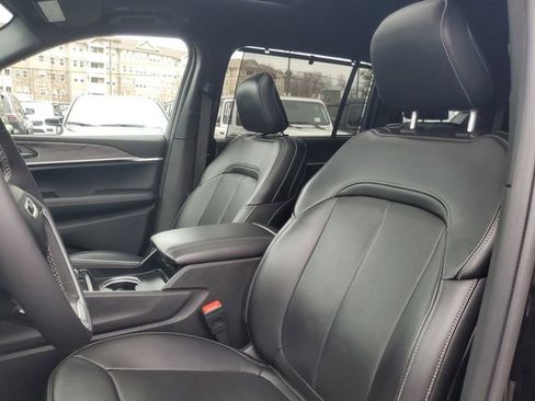 Certified 2025 Jeep Grand Cherokee L Limited w/ Luxury Tech Group II image 17