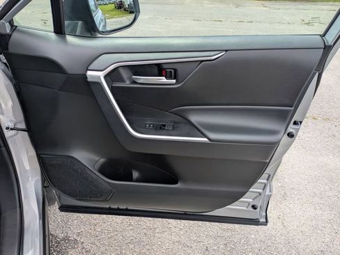 Used 2025 Toyota RAV4 XLE FWD image 32