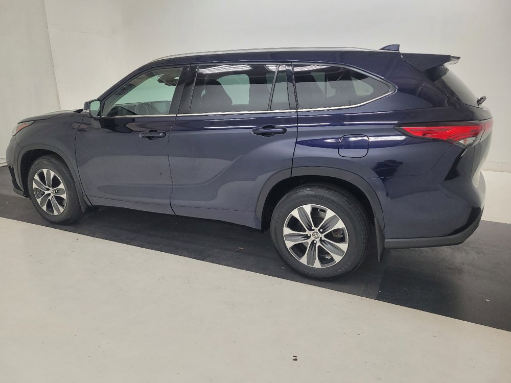 Used 2021 Toyota Highlander XLE AWD/4WD image 3