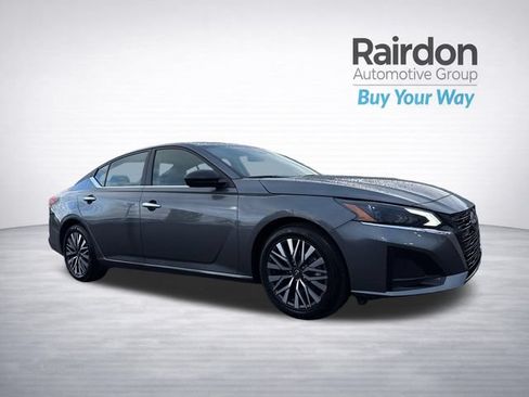 Used 2025 Nissan Altima 2.5 SV FWD image 1