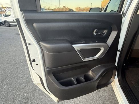 Used 2022 Nissan Titan SV image 13