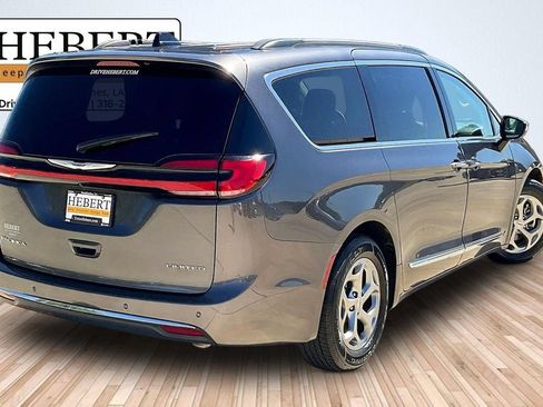 Used 2023 Chrysler Pacifica Limited FWD image 12