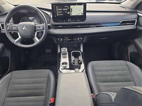 Used 2025 Mitsubishi Outlander SE image 15