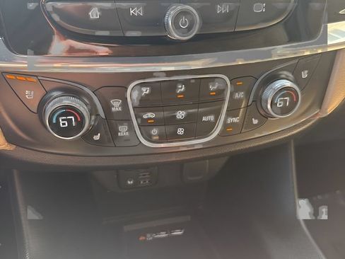 Used 2022 Chevrolet Traverse Premier AWD/4WD image 16