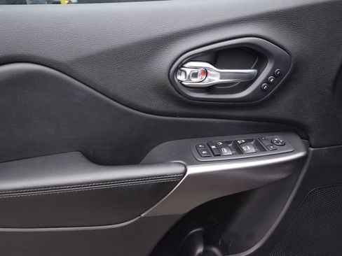 Used 2019 Jeep Cherokee Limited image 25